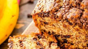 pan de platano con chispas de chocolate en un bowl