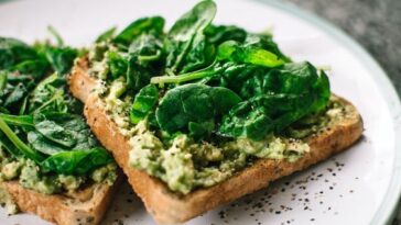 tostadas de huevo y espinacas