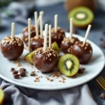 Piruletas de kiwi cubiertas de chocolate delicioso