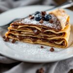 Tarta de crepes decorada con frutas y crema